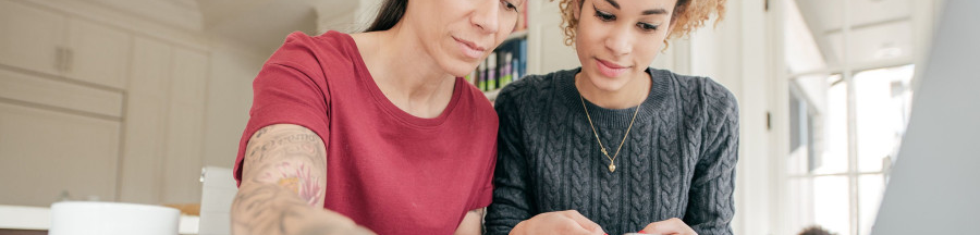 Deux femmes en train de réaliser leur déclaration de revenus sur la nouvelle application mobile des impôts.