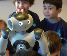 Futuriste et adorable : le robot Nao venu d’ailleurs devient le nouveau professeur des petits Suisses !