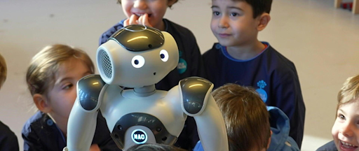 Le robot Nao parlant aux enfants