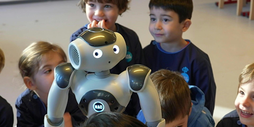 Futuriste et adorable : le robot Nao venu d’ailleurs devient le nouveau professeur des petits Suisses !