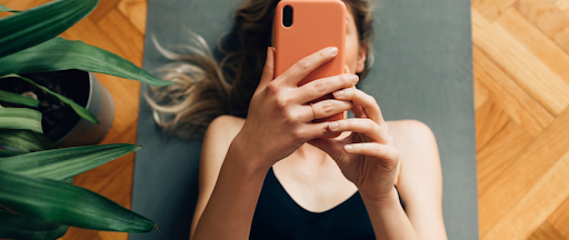 Une femme en train d’utiliser son smartphone