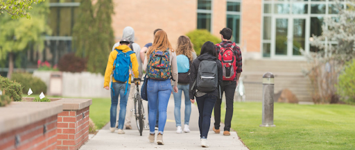 Plusieurs jeunes élèves en route sur le chemin de l’école