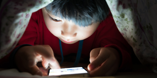 Dangers des écrans sur les enfants : un avenir fragile entre sédentarité, mal-être et sommeil perturbé