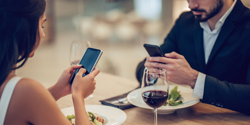 Détox digitale à table : quand les restaurants encouragent la déconnexion !