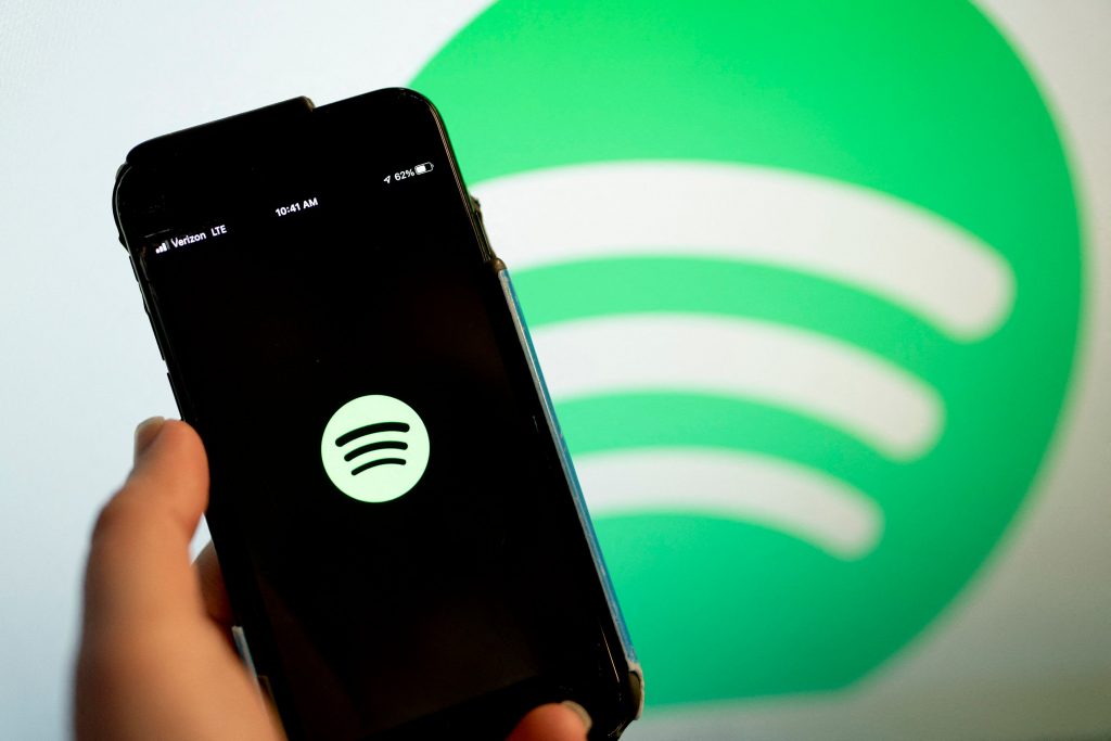 Smartphone affichant le logo Spotify