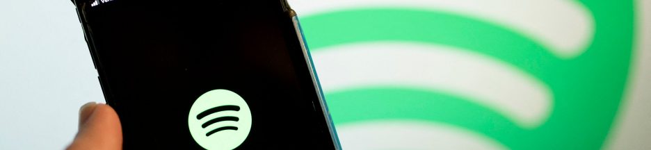 Smartphone affichant le logo Spotify