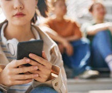 Temps passé sur smartphone : les jeunes adolescentes en abusent 