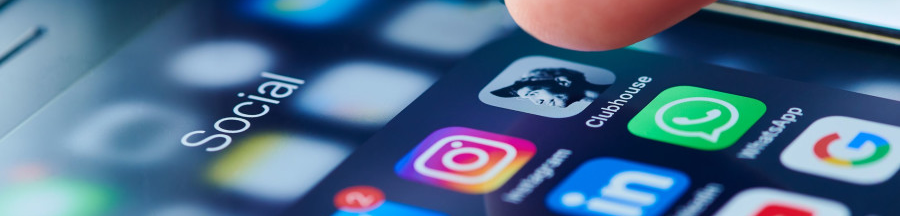 Un social « media manager » sur son smartphone, choisissant le meilleur moment de publication sur ses réseaux sociaux.