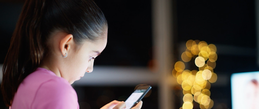 Une enfant en train d’utiliser un smartphone.