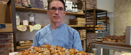 Stéphane Loubard tenant un plat de pâtisserie crookie