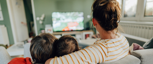 Une famille en train de regarder la télévision