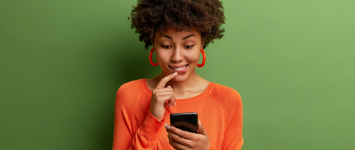 Une femme en train d’utiliser son smartphone