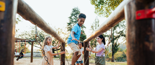 Des enfants en train de jouer dans un parc