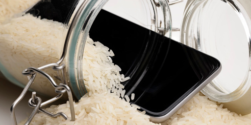Stop aux idées reçues : plonger votre smartphone dans du riz quand il est mouillé n’est pas la solution idéale !