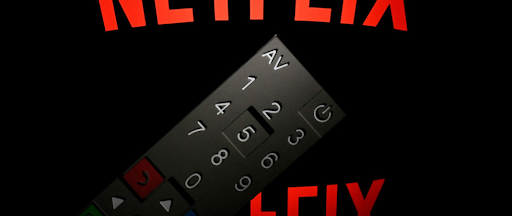 Logo de Netflix avec une télécommande