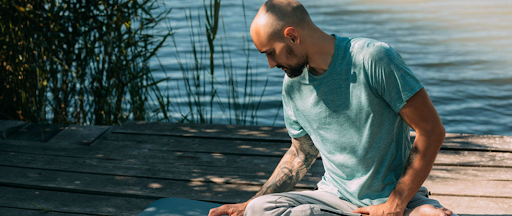 Un homme en train de faire du yoga