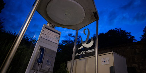 Dernière sonnerie : la cabine téléphonique, un symbole d’une époque révolue !