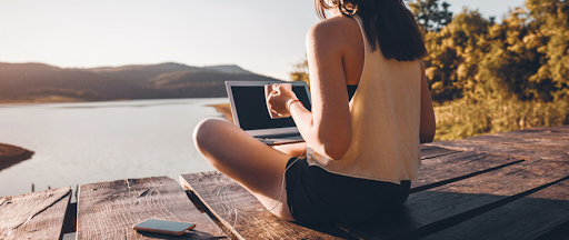 Une jeune fille en train de consulter les réseaux sociaux sur sa tablette