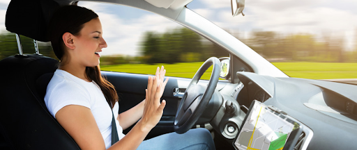 Une femme en train de conduire une voiture avec un écran sur le tableau de bord