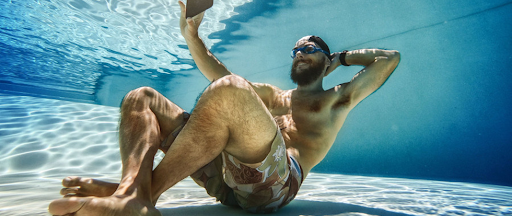 Un homme se prenant en photo dans l'eau