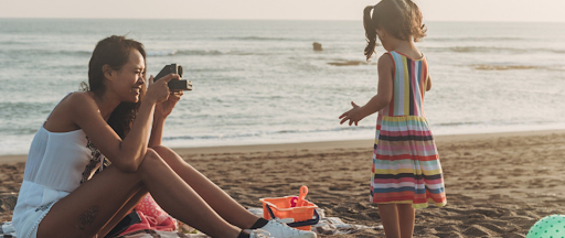 Une maman prenant en photo sa petite fille