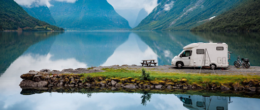 Un camping car au bord de la mer