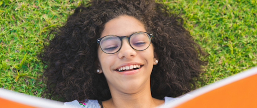 Une jeune fille en train de lire un livre