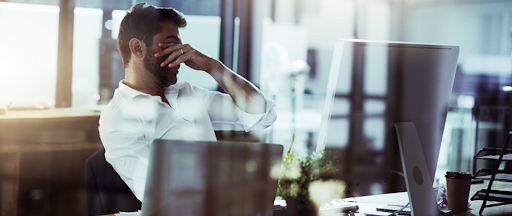 Un homme en télétravail se sent stressé