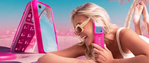 Une femme en train d’utiliser un Barbie Phone