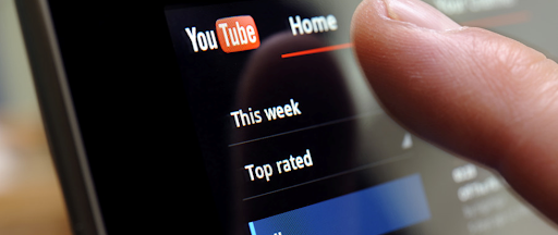 Une personne se connectant sur YouTube via un smartphone