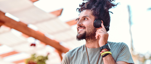 Un homme en train d’écouter des podcasts