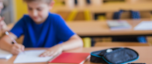 Un enfant en train d’étudier en cours