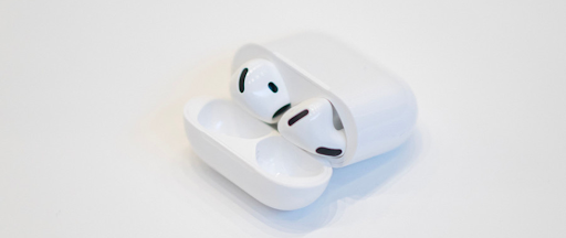 AirPods Pro 2 dans leur boîtier blanc, symbolisant l'innovation auditive d'Apple.