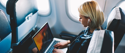 Passagère utilisant le wifi à bord d’un avion AirFrance grâce à Starlink