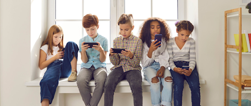 Enfants 11-12 ans utilisant leurs smartphones pour jeux et réseaux sociaux