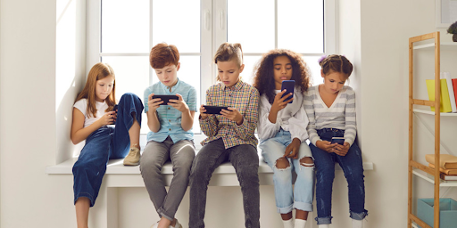 Enfants 11-12 ans : comment utilisent-ils smartphones et réseaux sociaux ?