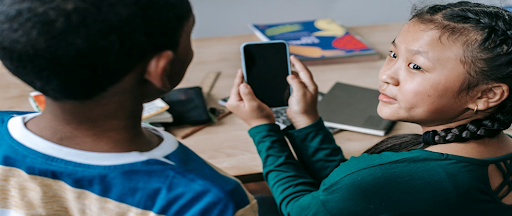 Des élèves utilisant un smartphone en classe