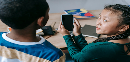 Interdiction téléphone portable : un levier pour un meilleur climat scolaire