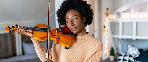 Une femme en train de jouer de la musique classique