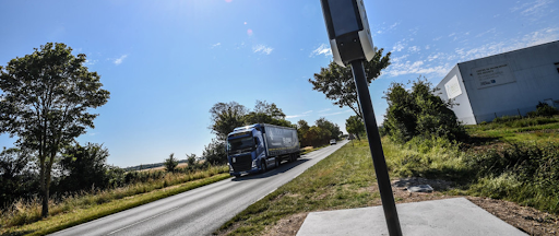 Radar automatique intelligent sur une route urbaine surveillant plusieurs voies pour infractions