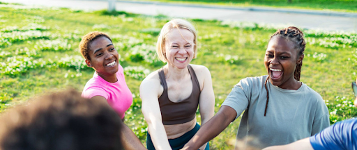 Plusieurs jeunes en train de pratiquer des activités sportives en groupe