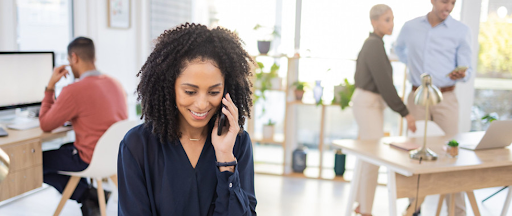 Une femme recevant un appel téléphonique frauduleux