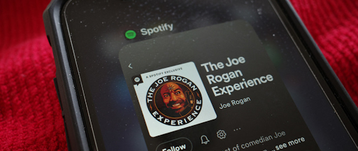 Une personne écoute The Joe Rogan Experience sur Spotify