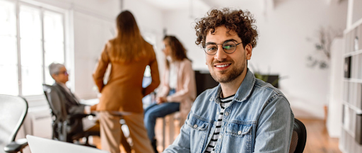 Un jeune professionnel utilisant un ordinateur portable avec des outils d’intelligence artificielle.