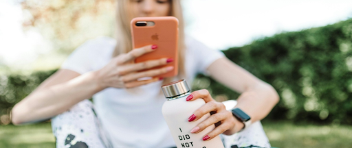 Une femme faisant du sport avec son smartphone Apple