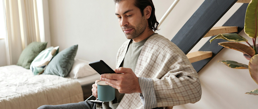 Une personne regardant son smartphone.